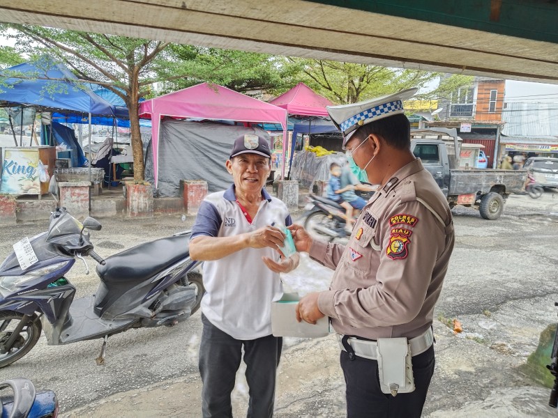 Personil Polsek Minas Kembali Bagikan 100 Masker kepada Masyarakat, Antisipasi Dampak Kabut Asap