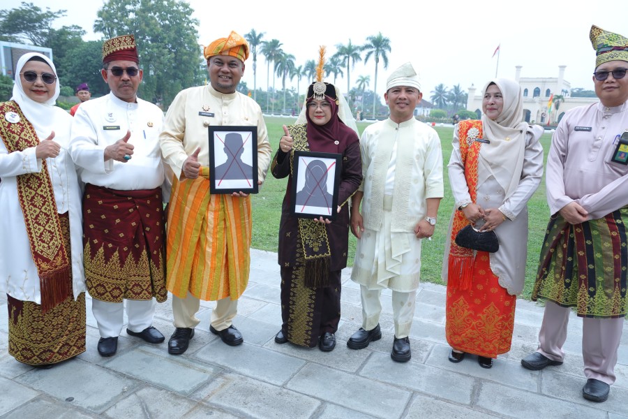 Berbaju Melayu Sultanah Latifah, Bupati Afni Pimpin Upacara HUT Siak, Sampaikan Pesan Kesetiaan dan Keadilan
