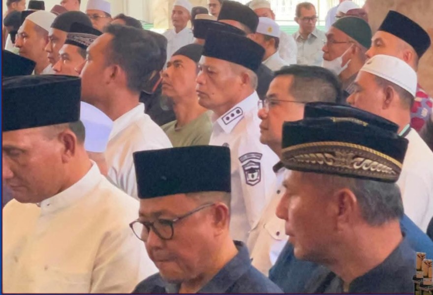 Wakili Wali Kota Alfin, Azhar Hamzah Hadiri dan Salatkan Jenazah H. A. Bakrie di Jambi