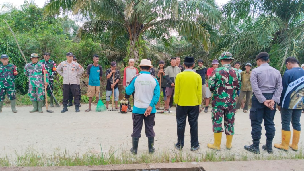 Koramil 03/Sungai Sembilan Bersama Warga Bersihkan Saluran Air, Perkuat Sinergi TNI-Rakyat