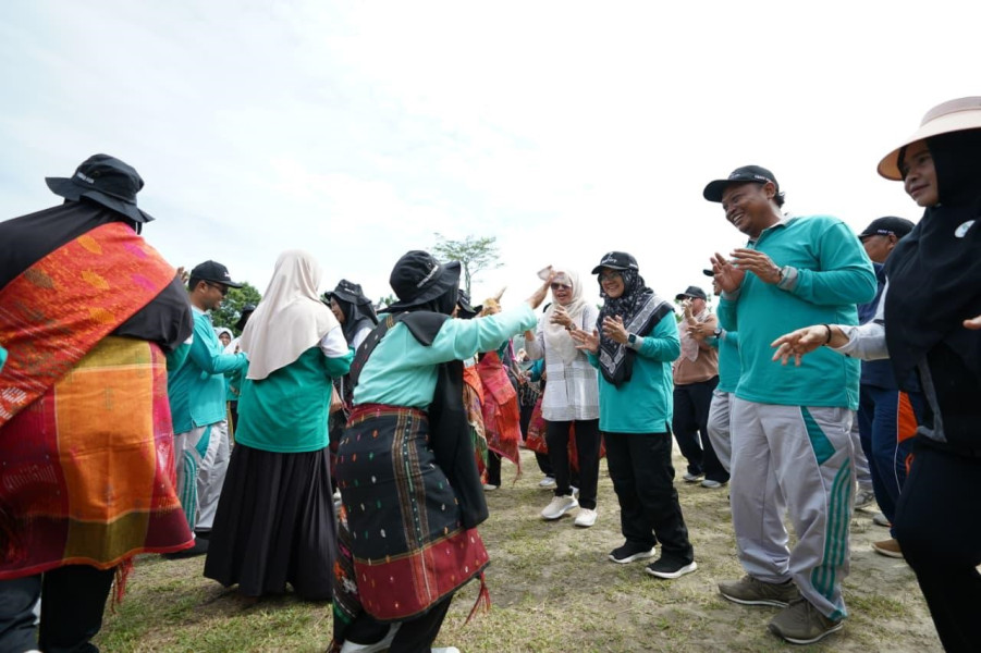Rumah Rakyat Perdana di Kecamatan, Bupati Afni Seharian Bersama Warga Dayun