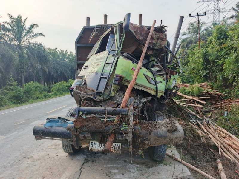 Ngeri! 5 Orang Tewas Akibat Kecelakaan Truk Tronton dan Grand Max di Lintas Timur, Ini Kronologisnya