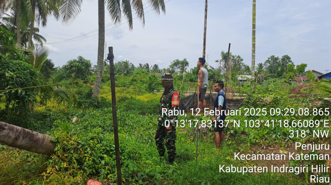 Babinsa Koramil 06/Kateman Laksanakan Patroli Karhutla di Desa Penjuru
