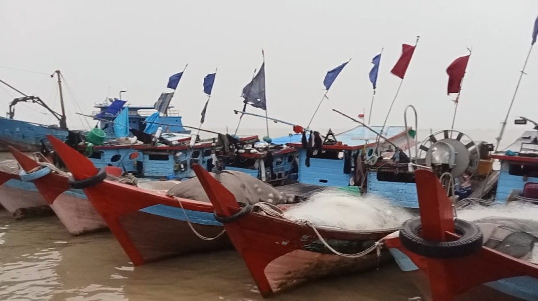 Kabut Asap Semakin Parah Di Perairan Panipahan, Aktivitas Nelayan Terancam Terhenti.