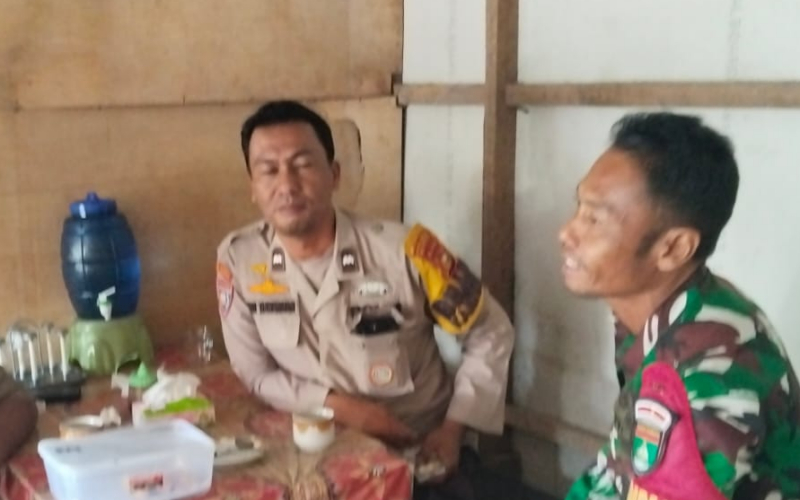 Babinsa Serda Erwan Tingkatkan Kemanunggalan TNI-Rakyat Melalui Komsos Bersama Masyarakat
