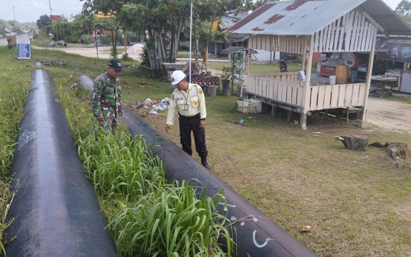 Koramil 02 Cek Kondisi Jalur Pipa Minyak Serta Sampaikan Sosialisasi Kepada Warga