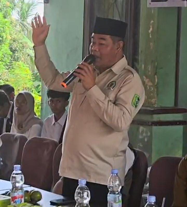 Senator Abdul Hamid Salurkan Bantuan kepada Masyarakat Miskin Bandar Petalangan