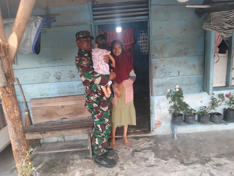 Babinsa Kopda Gunariadi Lakukan Pengecekan Anak Stunting di Perawang Barat