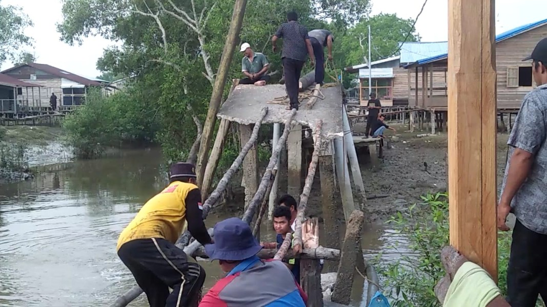 Minim Perhatian Pemerintah, Masyarakat Gotong Royong Perbaiki Jembatan Raja Ali Haji Untuk Pejalan Kaki Saja