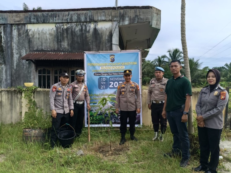 Polsek Tapung Hilir 'Menghijaukan' Lingkungan di Hari Pohon Nasional, Kapolres: 'Lestarikan Alam, Wariskan ke Generasi Penerus!'