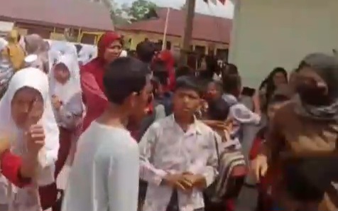 Ratusan Wali Murid Geruduk SDN 021 Tarai Bangun, Tuntut Guru Honorer Yon Hendri Dicopot