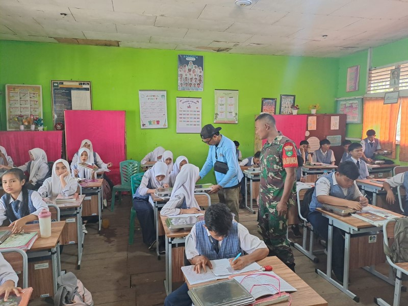 Dukung Gizi Anak Sekolah, Babinsa Koramil Kateman Dampingi Program MBG
