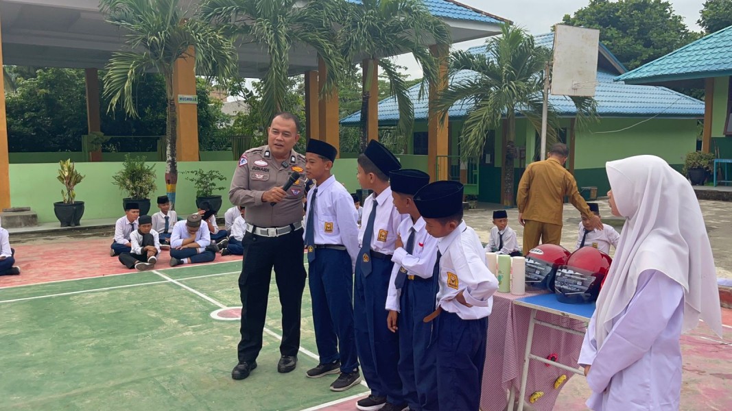 Satlantas Polres Kampar Sosialisasikan Operasi Patuh Lancang Kuning dan Keselamatan Berlalu Lintas di MTS Darul Falah Salo!