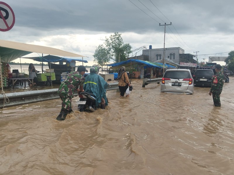 Air Pasang Tinggi Genangi Jalan Lintas, TNI Bersama Instansi Terkait Turun Bantu Masyarakat