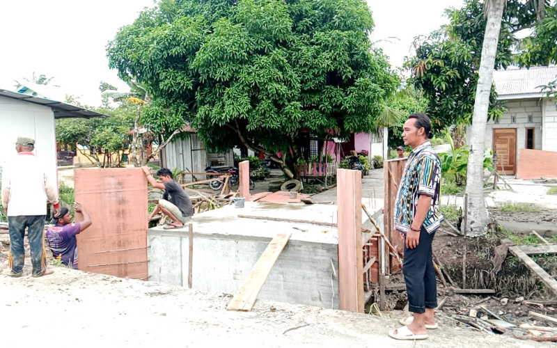 TNI Kodim Dumai Bersama Warga Bangun Jembatan Beton Penghubung di Tanjung Penyembal