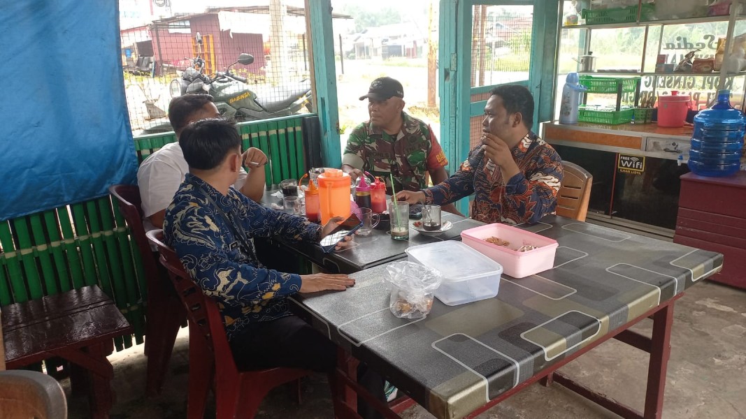 Cegah Gangguan Fasilitas Energi, Babinsa dan Security PHR Patroli Jalur Pipa Minyak Dumai