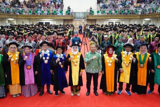 Bangkitkan Semangat Wisudawan UIN Suska, Gubri: Jangan Hanya Cari Kerja, Ciptakan Lapangan Kerja