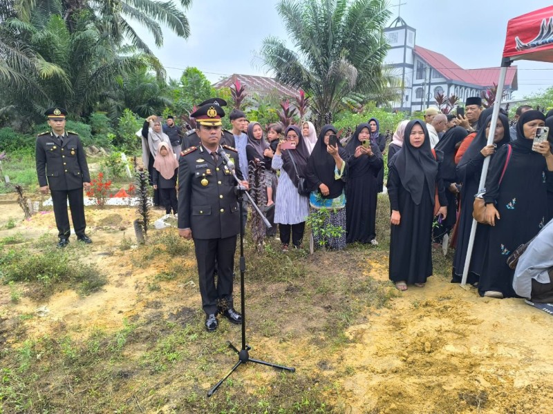 Kapolres Inhil Pimpin langsung Upacara  Pemakaman Almarhum AKP Sukirul