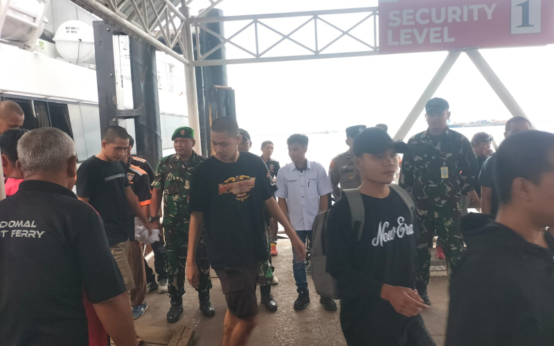 Babinsa Buluh Kasap Kawal Proses Kedatangan WNI Deportasi dari Malaysia