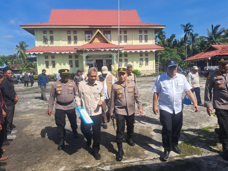 Menteri LH Mohammad Jumhur Hidayat Tinjau Sekat Kanal Pulau Mendol, Kolaborasi Cegah Karhutla Kuala Kampar
