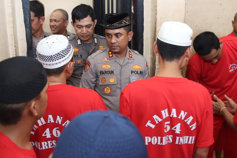 Menyentuh Hati! Kapolres Inhil Bagikan Nasi Jumat Berkah untuk Para Tahanan di Rutan Polres