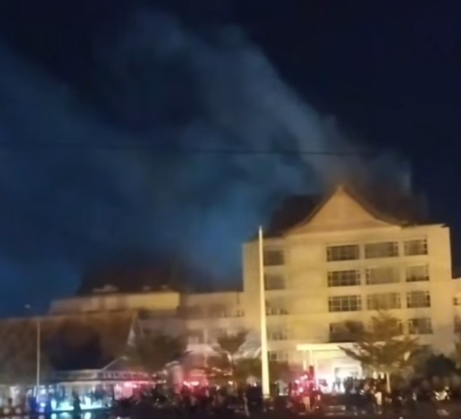 Kantor Bupati Inhil Dilalap Api, Asap Hitam Tebal Gegerkan Warga Tembilahan