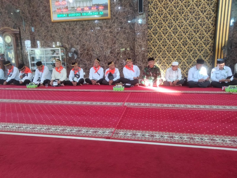 Babinsa Koramil 06/Kateman Hadiri Pelepasan Calon Jemaah Haji Kecamatan Kateman