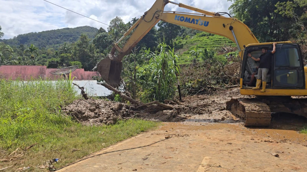 25 Titik Jalan Rusak Berat, 10 Alat Berat Dikerahkan untuk Perbaikan di Agam Sumbar