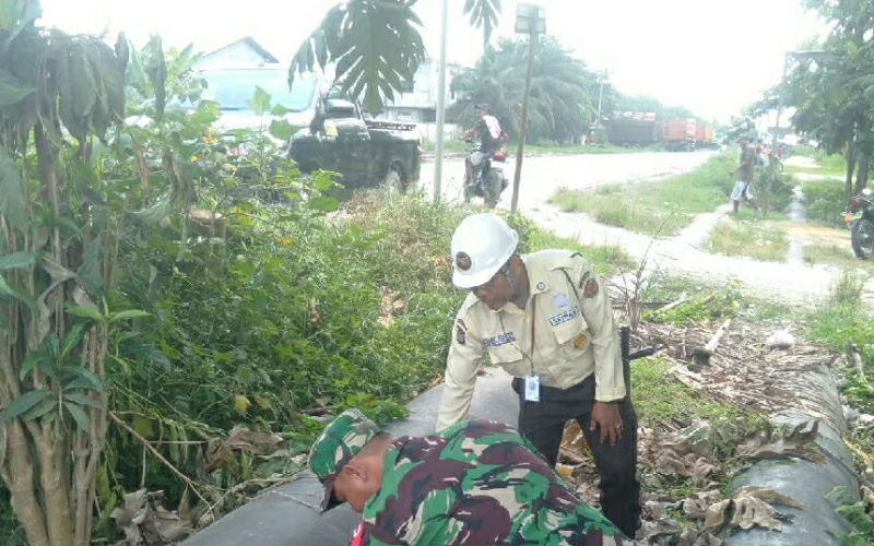 Babinsa Koramil 02/Bukit Kapur dan Security PHR Patroli Jalur Pipa, Ajak Warga Jaga Aset Negara