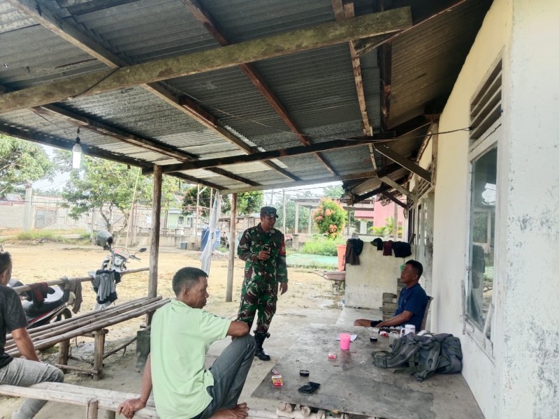 Babinsa Sertu Sugiarto Laksanakan Komsos Kesehatan Bersama Warga Kampung Rantau Bertuah