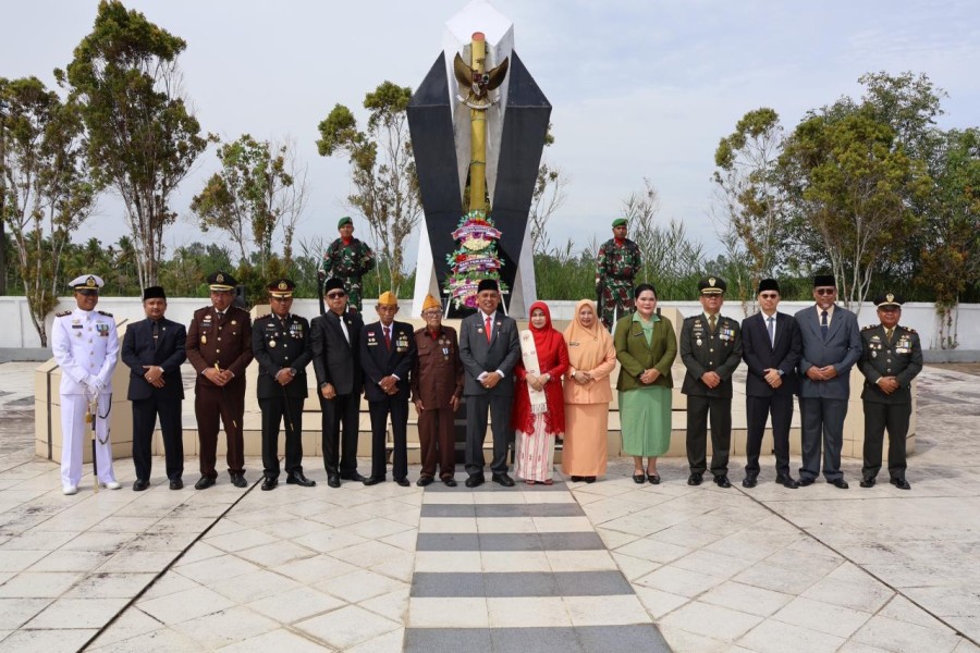 Hari Pahlawan 2025, Bupati Inhil Pimpin Upacara Ziarah Nasional di TMP Yudha Bhakti