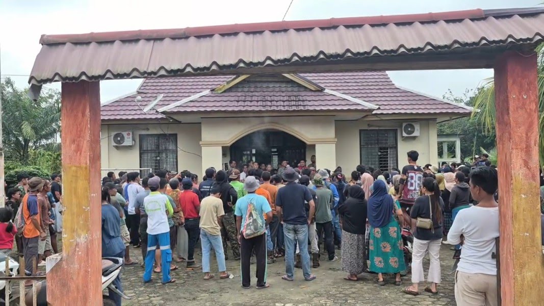 Warga Cerenti Kepung Kantor Desa, Tolak Rencana Relokasi 500 KK Warga TNTN