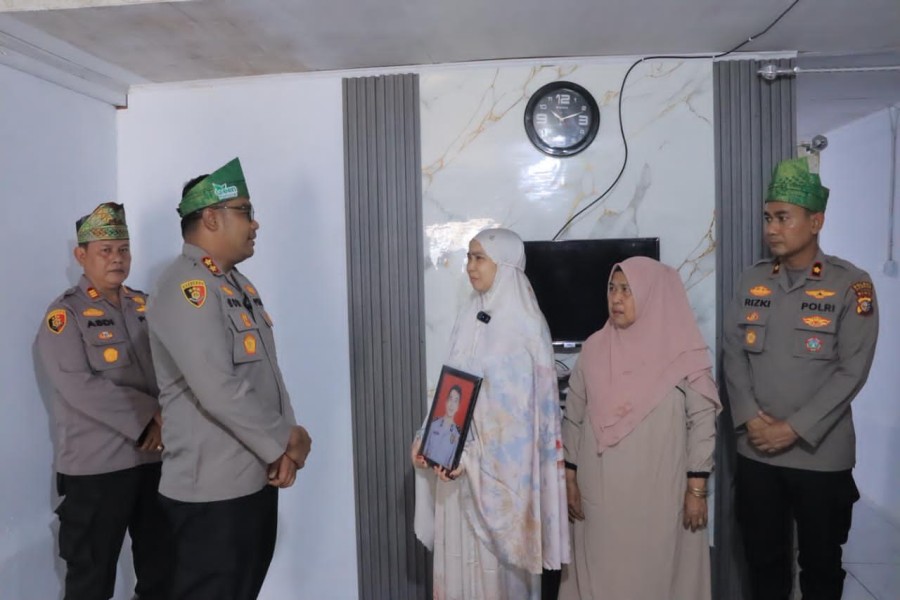 Kapolres dan Wakapolres Kampar Kunjungi Keluarga Alm. Ipda Apendra, Berikan SK KPLBA dan Tali Asih