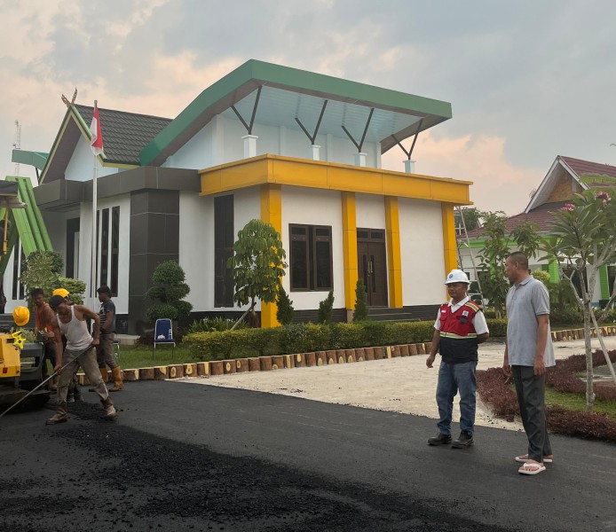 Kades Sontang Aspal Komplek Kantor Desa dengan Dana Pribadi