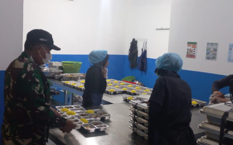 Babinsa Bukit Nenas Dampingi Program Makanan Bergizi Gratis di SMA Negeri 3 Dumai
