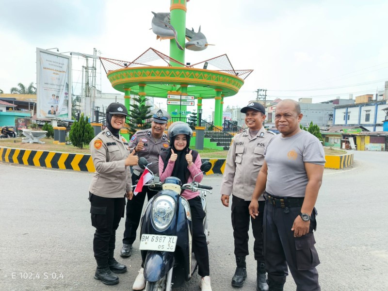 Gelora Kemerdekaan RI ke-81, Polres Inhu Bagikan 45 Bendera Merah Putih Gratis kepada Warga