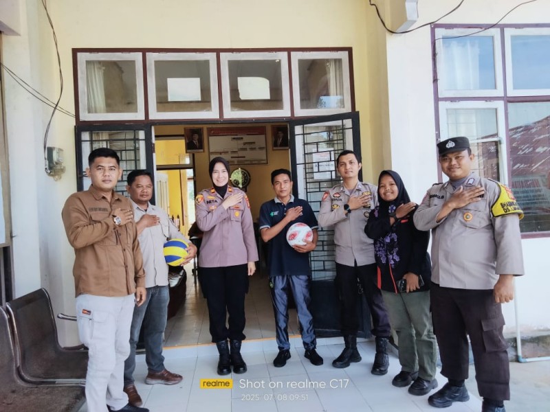 Kapolres Kampar Beri Bantuan Sarana Olahraga ke Desa Ranah Singkuang, Dorong Semangat Generasi Muda!