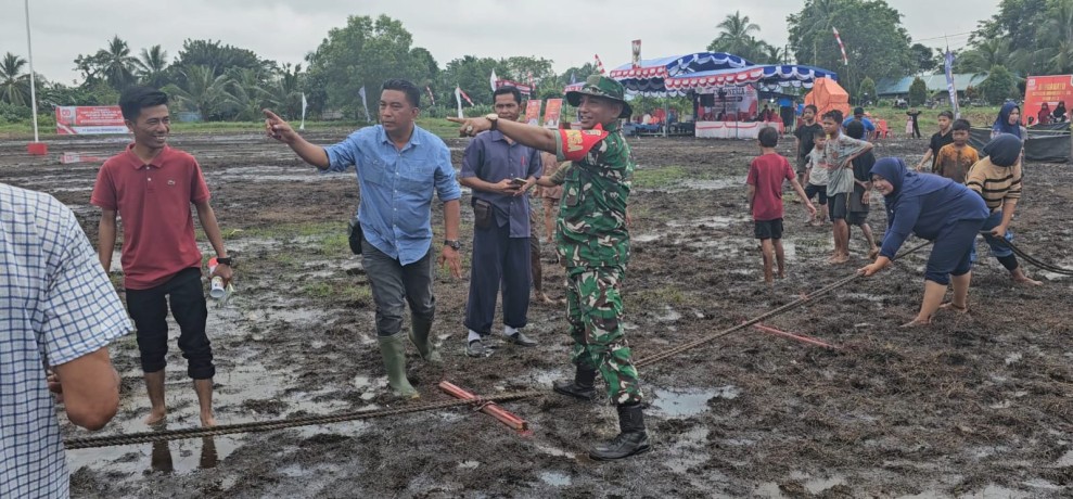 Semarak HUT RI ke-80, Babinsa Desa Air Tawar Ikut Meriahkan Lomba Tarik Tambang dan Mengopek Kelapa