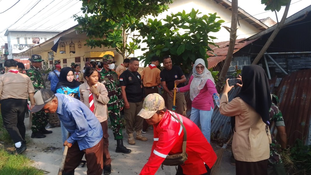 Kodim 0320/Dumai Ajak Warga Gotong Royong Bersihkan Pasar Bunda Sri Mersing