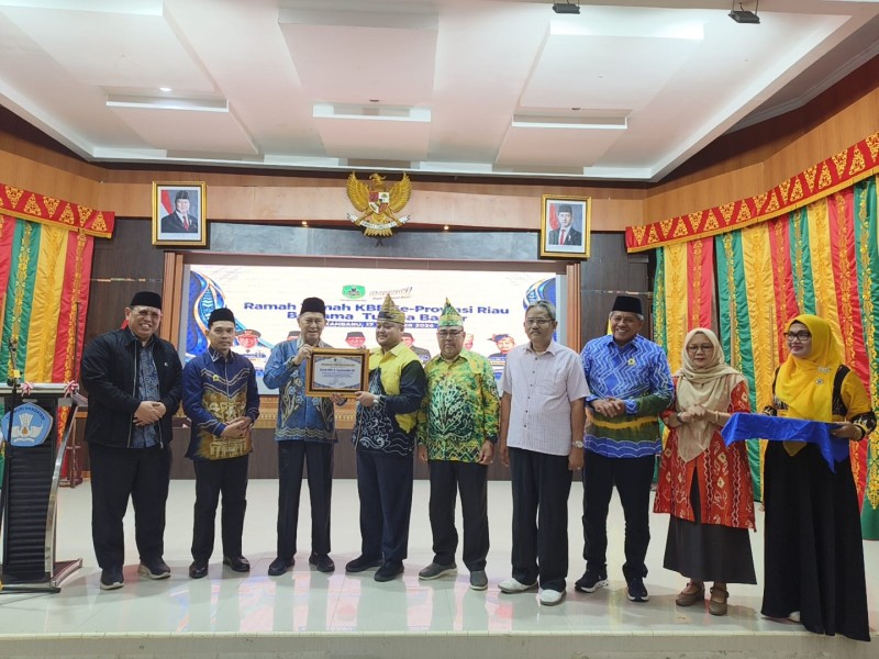 Tuntas Pimpin KBB Riau, H. Syamsuddin Uti Terima Penghargaan dari Paman Birin