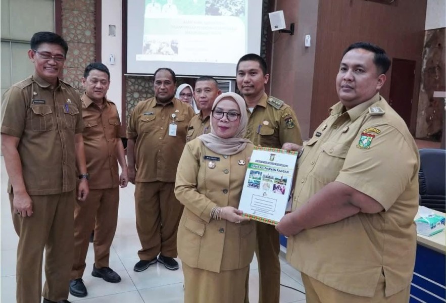Wakil Bupati Kampar Serahkan SK Satgas MBG Kecamatan