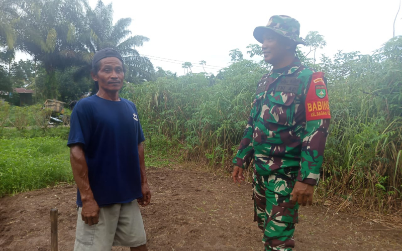 Cegah Karhutla, Babinsa Bagan Keladi Dampingi Warga Garap Lahan Pertanian Tanpa Membakar