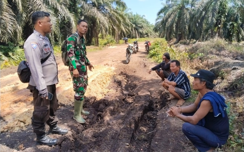 Babinsa Tanjung Penyembal Intensifkan Patroli Karhutla di Kawasan Gambut Sungai Sembilan