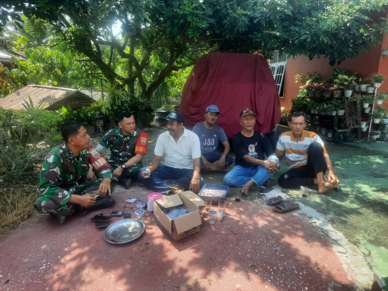 Babinsa Koramil 03/Minas Serda Haris Sandya Pratama Ajak Warga Muara Kelantan Peduli Kesehatan Lewat Komsos