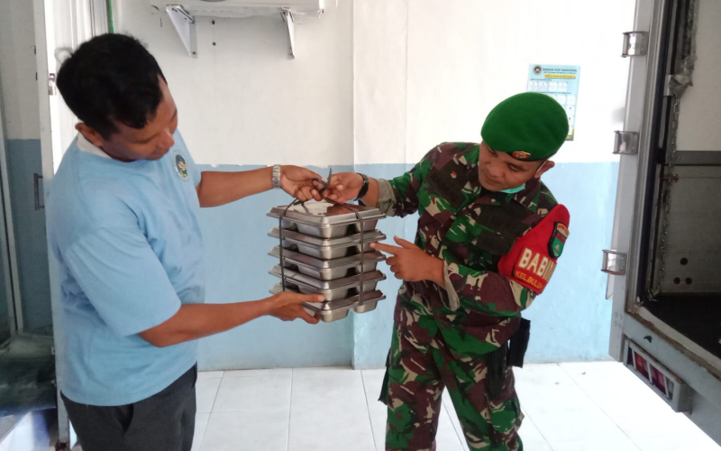 Pastikan Tepat Sasaran, Babinsa Dampingi Distribusi Makanan Bergizi Gratis di Buluh Kasap