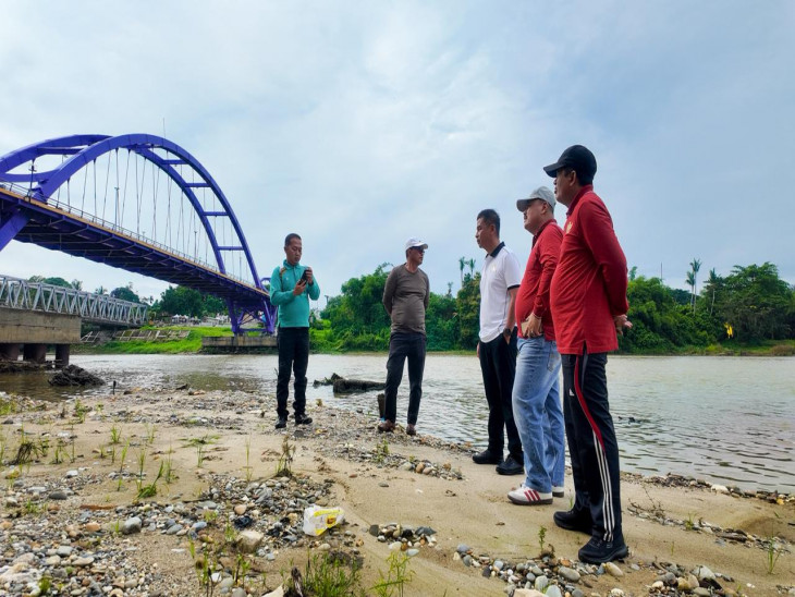 Bupati Kampar Minta Pembangunan Turap Pulau Lawas Utamakan Mutu dan Estetika