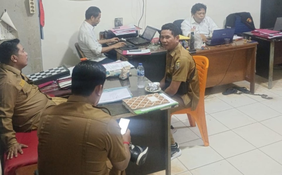 Kadis Kesehatan Pelalawan Diperiksa di Polres Hanya Berkain Sarung!
