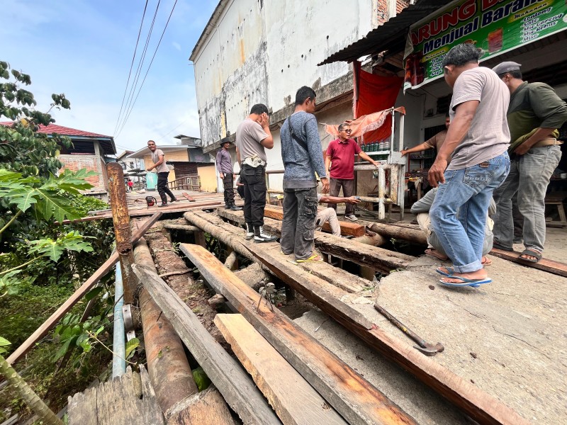 Polres Inhu Bangun Empat Jembatan Merah Putih, Wakapolres Pantau Progres Pengerjaan