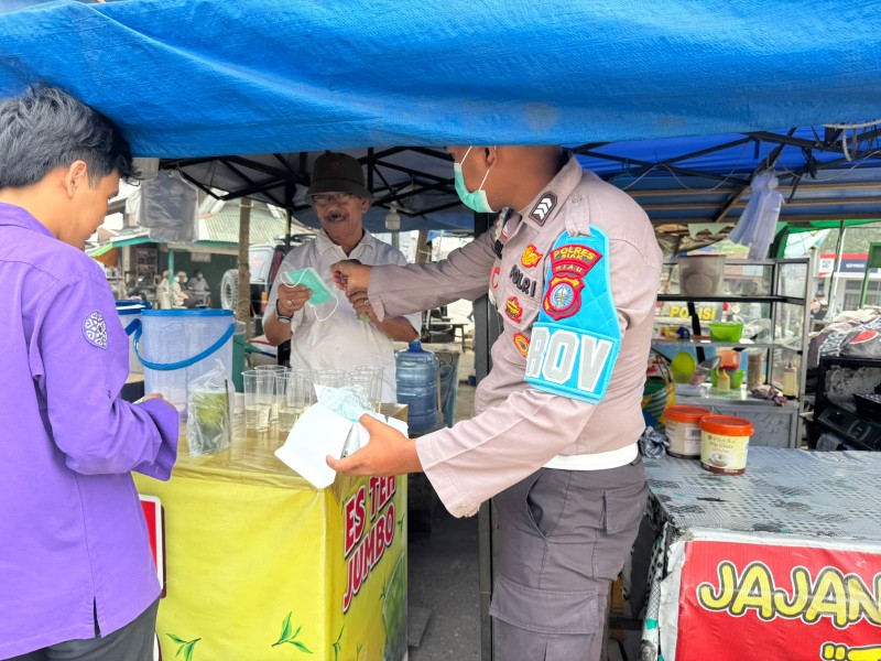 Sambangi Warga, Polsek Minas Bagaikan Ratusan Masker Antisipasi Dampak Kabut Asap