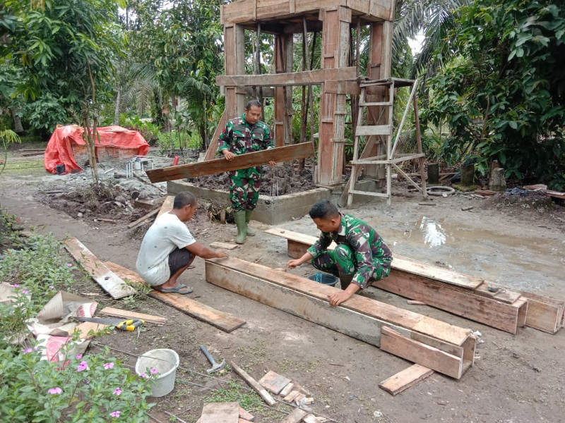 Cuaca Mendung Tak Surutkan Semangat Babinsa Koramil 06/Kateman Bekerja dalam TMMD ke-123